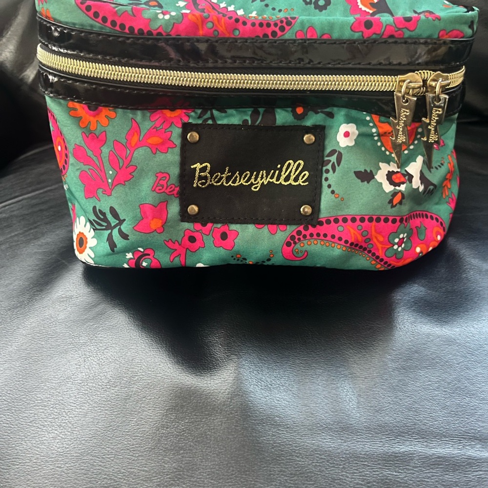 BETSEYVILLE Make-up Bag and nice size to use for travels.